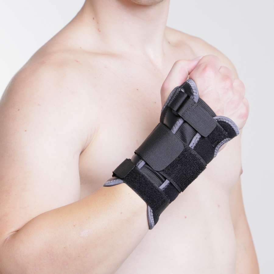 Wrist Support With Metal Splint - Universal (fits up to 26cm)